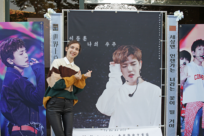 
Korea.net Honorary Reporter Bojana Doneva expresses her endless support for her favorite member, Lee Donghun at the A.C.E fan-con.
